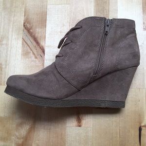 Merona Women’s Ankle Wedge Boots Size 7.5.